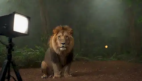 Animales en icónicas poses de película, critters lúdicos en escenarios cinematográficos, carretes de cine girando con siluetas de animales, un paisaje de la selva con luces de película brillantes, una escena animada de un león rugiendo en la cámara, un gato saltando en una silla de directores, animales interactuando con cámaras de la vieja escuela y props de película