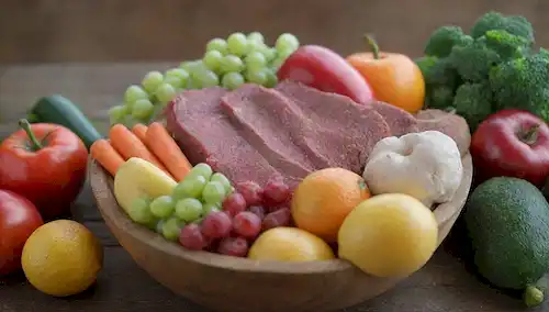 un tazón lleno de ingredientes de comida para perros mixtos, incluyendo trozos de carne cruda, verduras coloridas y frutas vibrantes, dispuestas en una composición armónica, contra un fondo natural, como una mesa de madera o una cesta rústica