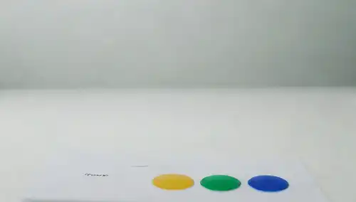 un cierre de un kit de prueba de agua, con agua clara y burbujas, un mostrador de gota, un gráfico de color, y un pequeño pez nadando cerca, en un fondo blanco