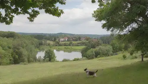 Un paisaje sereno con un edificio Parador en la distancia